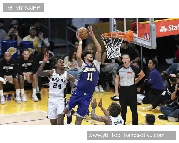 文班亚马两次对阵湖人六犯离场巧合引发热议