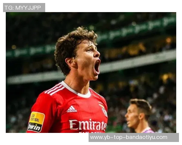 葡萄牙球员内维斯等在巴黎夺七冠国家队发海报庆祝辉煌成就